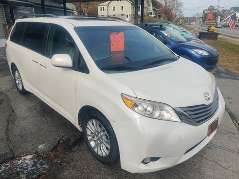 Used 2015 Toyota Sienna XLE image 8