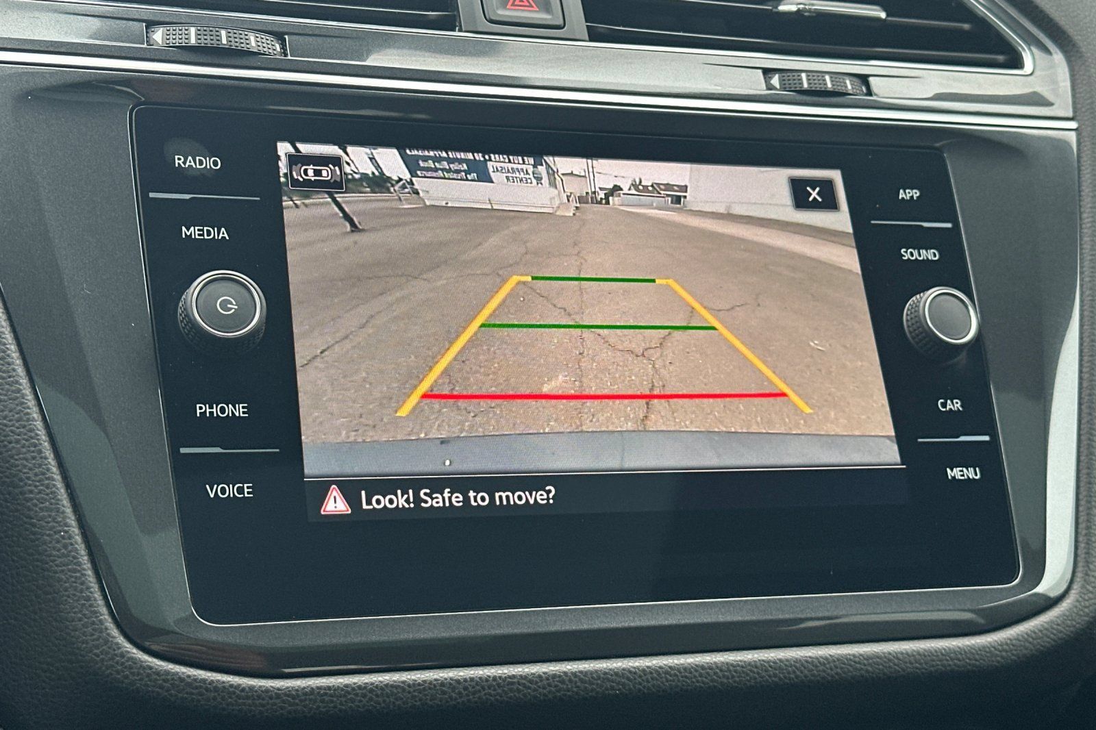 Used 2023 Volkswagen Tiguan SE w/ Panoramic Sunroof Package FWD image 19