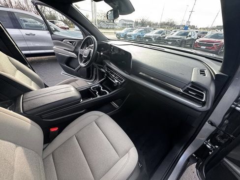 Used 2025 Chevrolet Traverse LT image 12