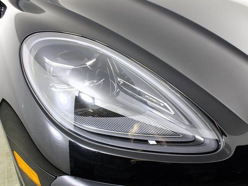 Used 2023 Porsche Macan image 11