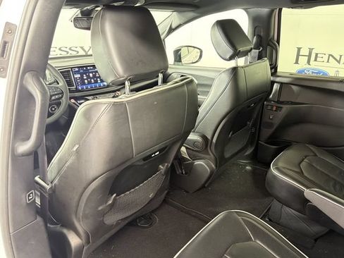 Used 2025 Chrysler Pacifica Limited FWD image 24