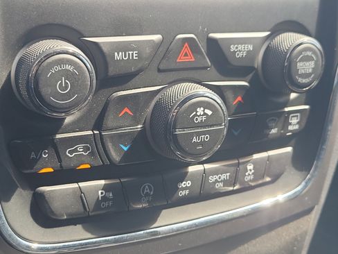 Used 2021 Jeep Grand Cherokee Laredo AWD/4WD image 26