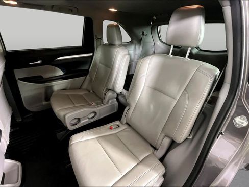 Used 2017 Toyota Highlander XLE AWD/4WD image 19