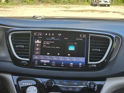 Used 2023 Chrysler Pacifica Touring-L FWD image 18