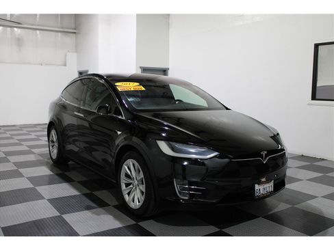 Used 2017 Tesla Model X 75D image 3