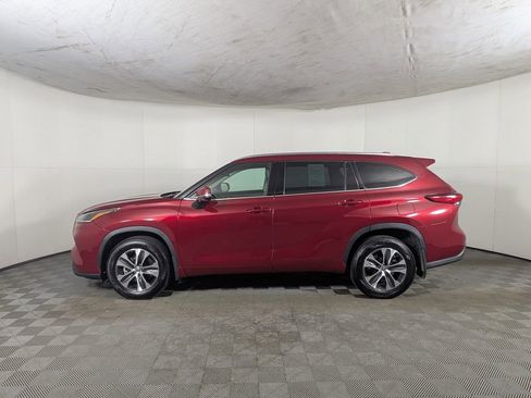 Used 2021 Toyota Highlander XLE image 3