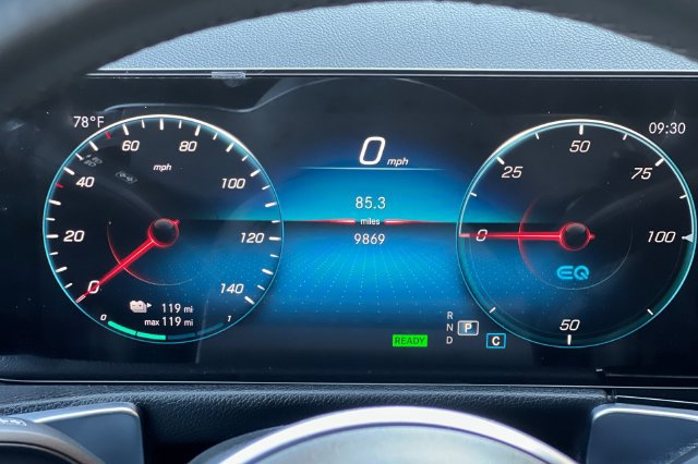 Used 2023 Mercedes-Benz EQB 300 4MATIC image 30