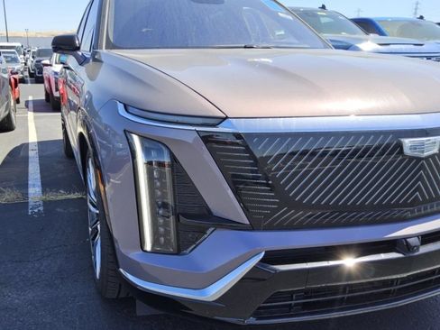 Used 2026 Cadillac Vistiq Premium Luxury AWD/4WD image 2