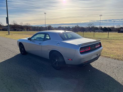 Used 2020 Dodge Challenger SXT image 5