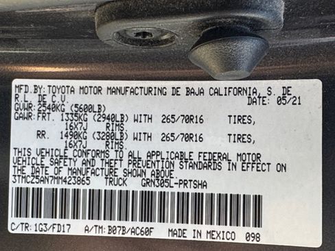 Used 2021 Toyota Tacoma TRD Off-Road w/ Technology Package AWD/4WD image 33