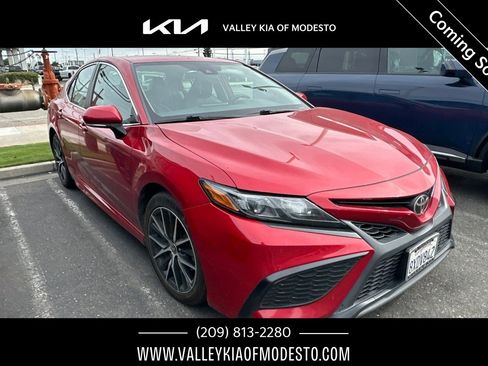 Used 2022 Toyota Camry SE image 1