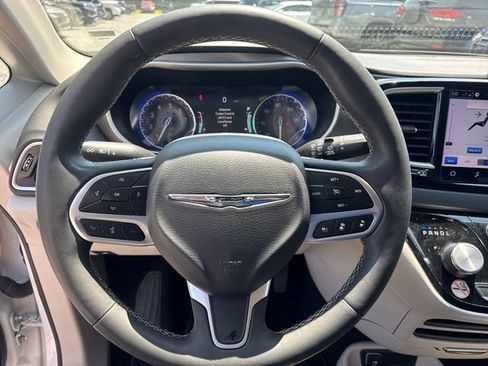 Used 2024 Chrysler Pacifica Touring-L FWD image 19