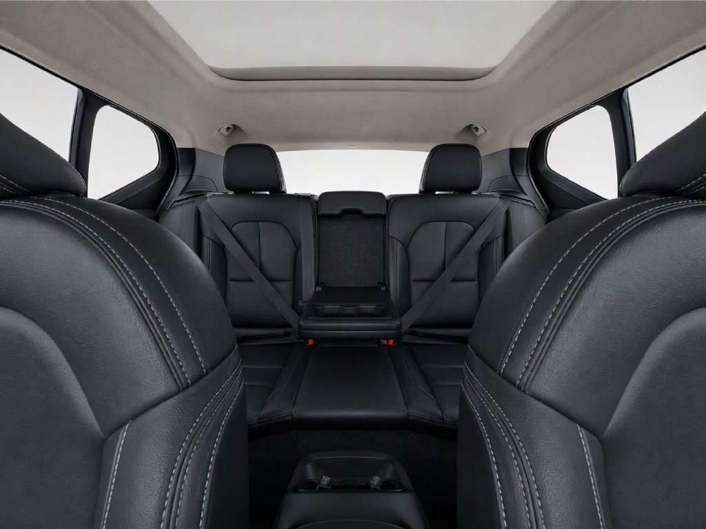 Used 2025 Volvo XC40 B5 Plus AWD/4WD image 33