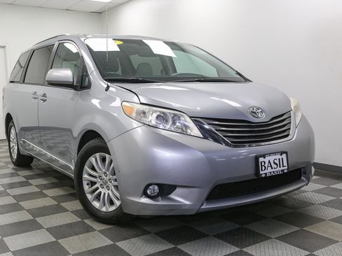 Used 2014 Toyota Sienna XLE FWD image 2