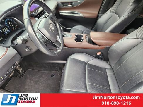 Used 2023 Toyota Venza Limited image 15
