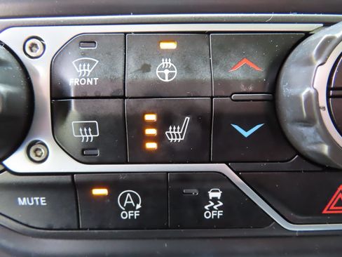 Used 2023 Jeep Wrangler Unlimited Sahara w/ Cold Weather Group AWD/4WD image 8