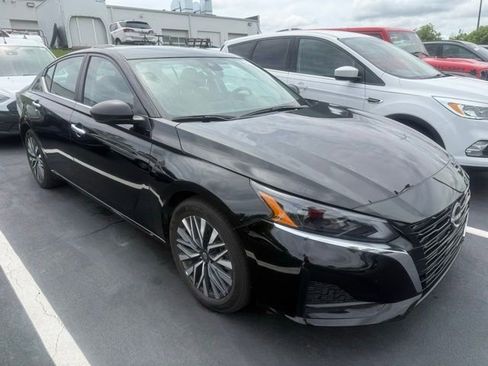 Used 2025 Nissan Altima 2.5 SV FWD image 2