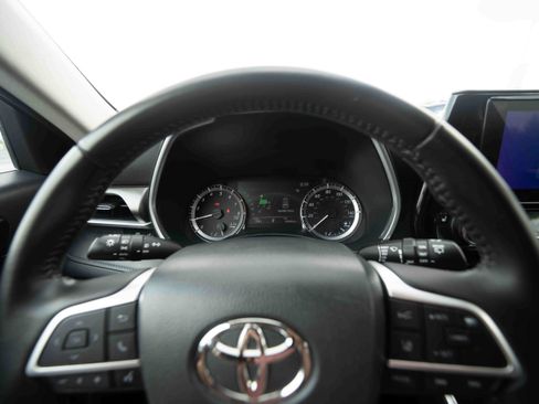 Used 2023 Toyota Highlander XLE AWD/4WD image 15