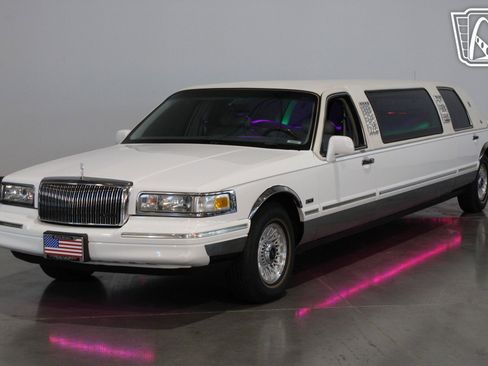Used 1996 Lincoln Town Car Executive image 4