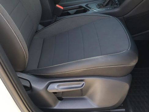 Used 2023 Volkswagen Taos SE w/ Panoramic Sunroof Package FWD image 19