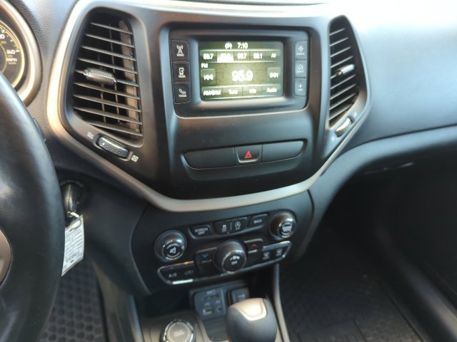 Used 2018 Jeep Cherokee Latitude w/ Cold Weather Group AWD/4WD image 7