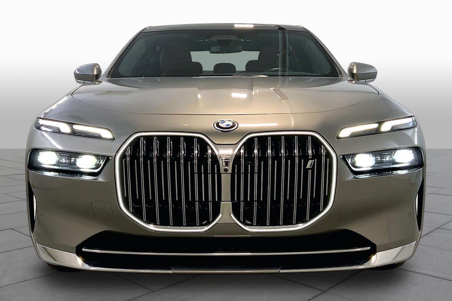 Used 2024 BMW i7 xDrive60 AWD/4WD image 3