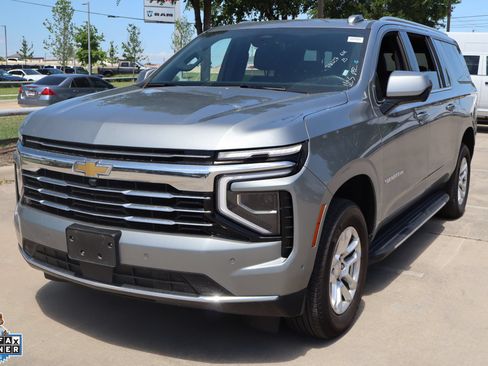 Used 2025 Chevrolet Suburban LT RWD image 8