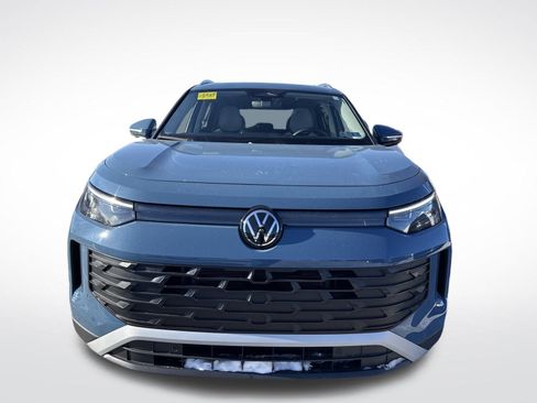 Used 2025 Volkswagen Tiguan SE image 9