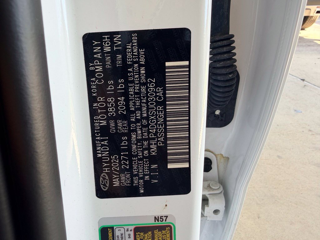 Used 2025 Hyundai Elantra Limited FWD image 41