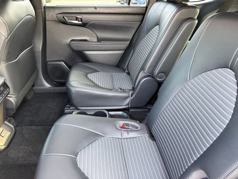 Used 2023 Toyota Highlander XSE FWD image 31