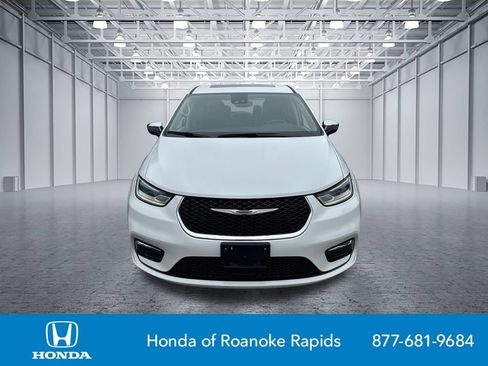 Used 2023 Chrysler Pacifica Limited FWD image 2