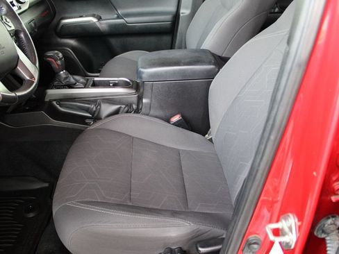 Used 2016 Toyota Tacoma TRD Off-Road AWD/4WD image 9