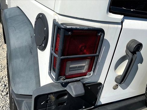 Used 2013 Jeep Wrangler Unlimited Sahara image 28