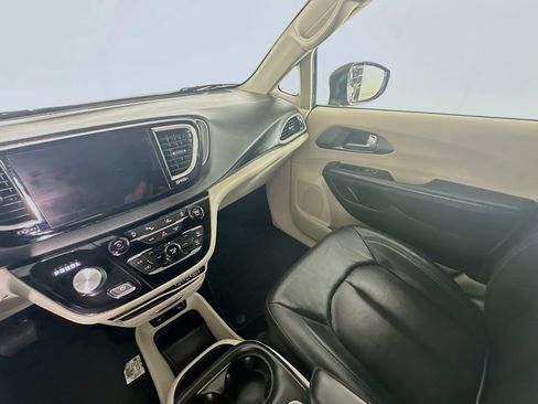 Used 2021 Chrysler Pacifica Touring-L FWD image 11