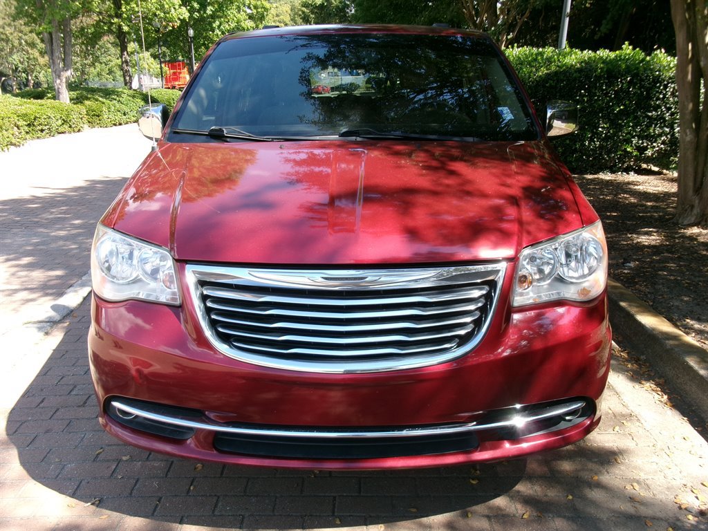 Used 2013 Chrysler Town & Country Touring-L w/ Driver Convenience Group FWD image 2