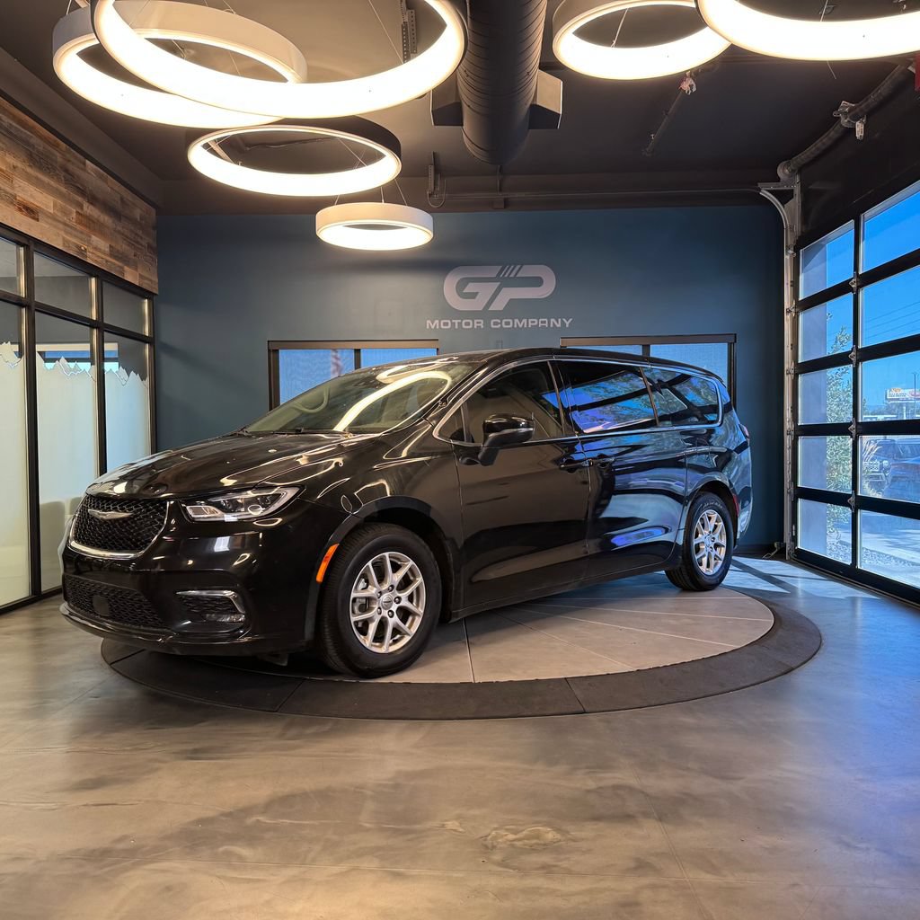 Used 2023 Chrysler Pacifica Touring-L FWD image 7