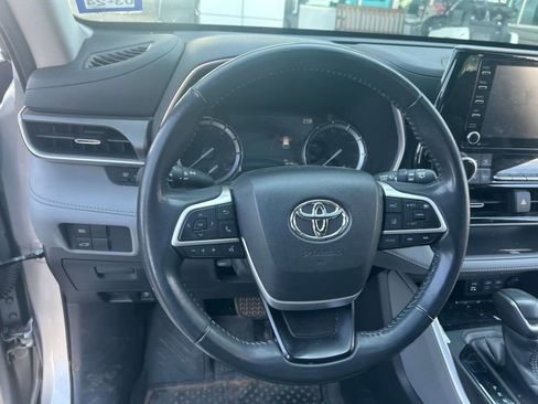 Used 2022 Toyota Highlander XLE image 11