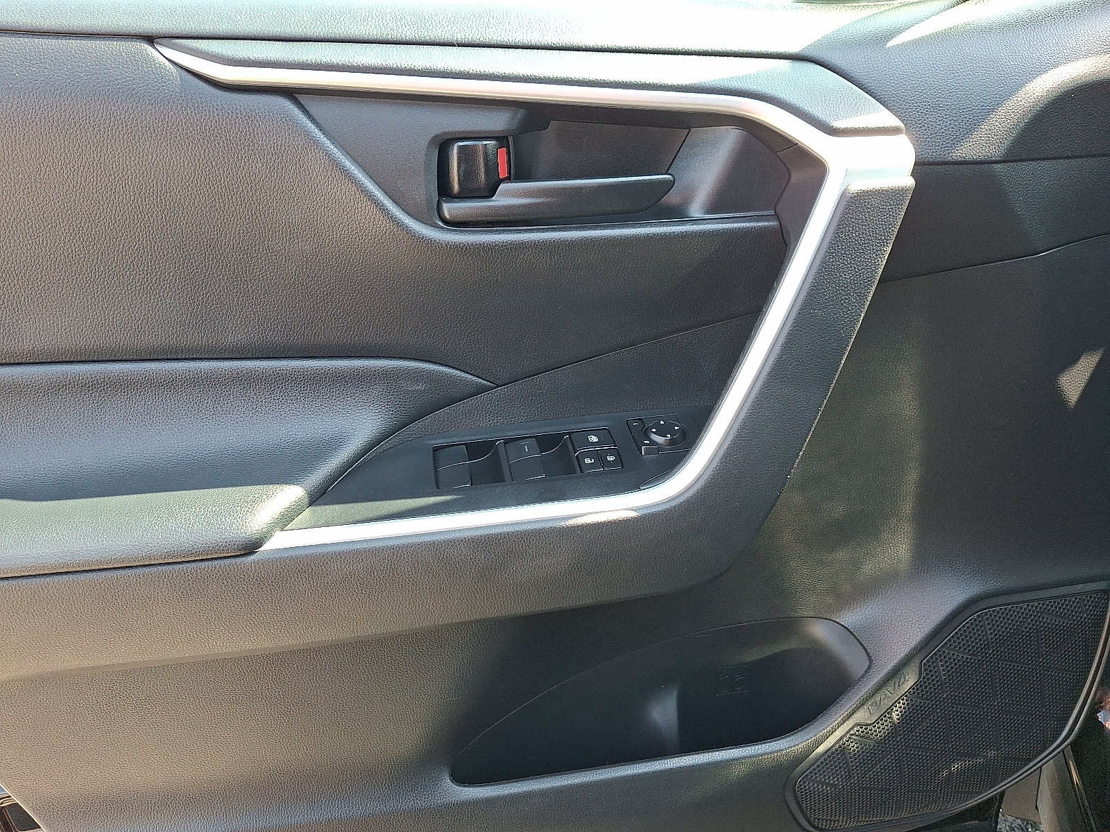 Used 2021 Toyota RAV4 LE w/ Carpet Mat Package (TMS) AWD/4WD image 13
