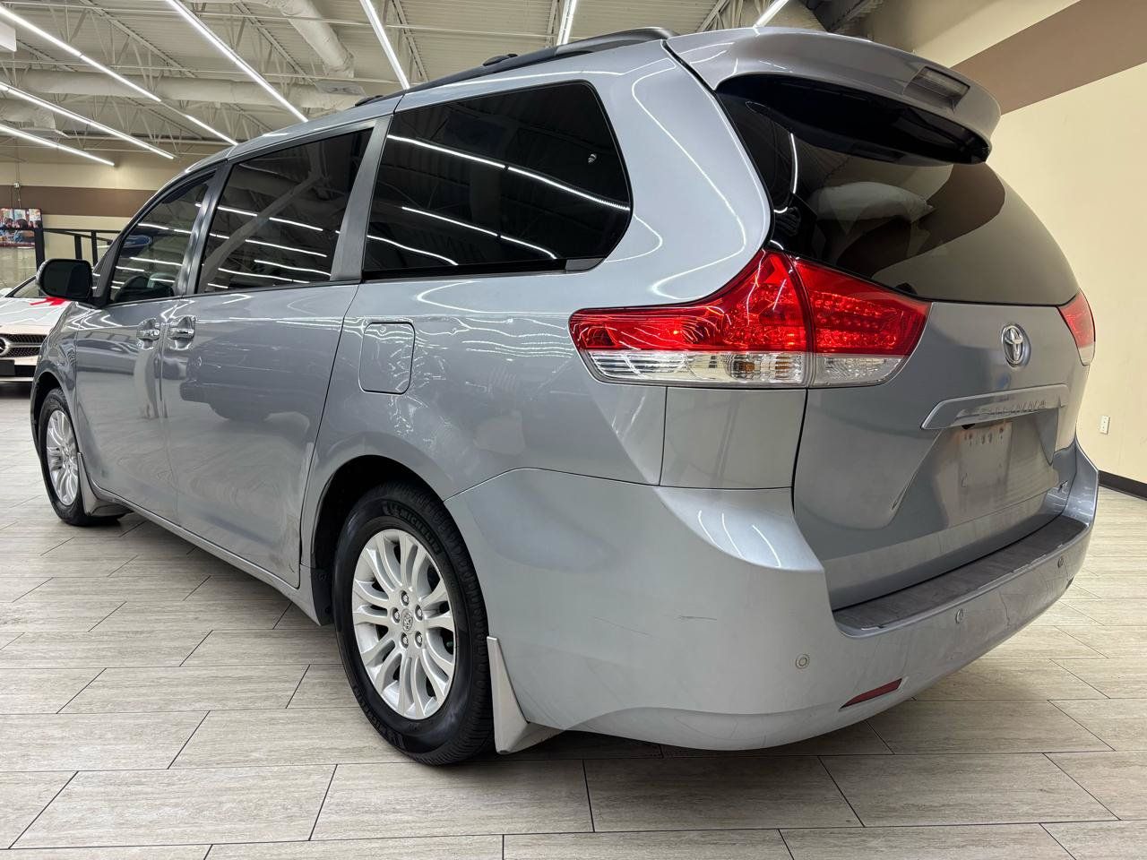 Used 2012 Toyota Sienna XLE w/ XLE Navigation Pkg FWD image 6