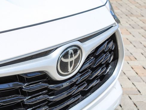 Used 2023 Toyota Highlander XLE FWD image 6