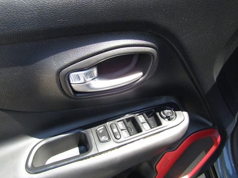 Used 2016 Jeep Renegade Trailhawk AWD/4WD image 9