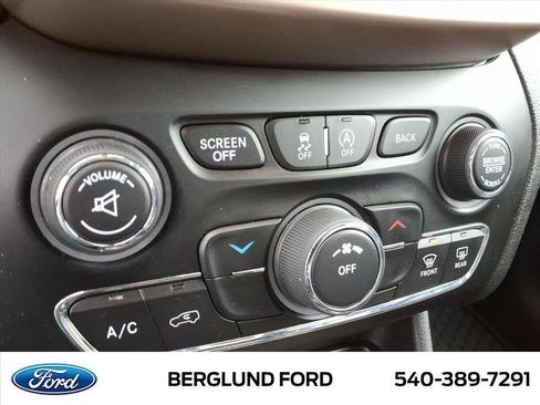 Used 2018 Jeep Cherokee Latitude w/ Altitude Package image 26