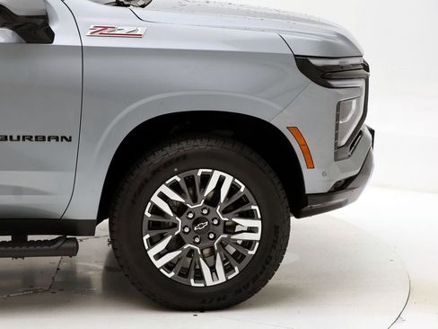 Used 2025 Chevrolet Suburban Z71 AWD/4WD image 4