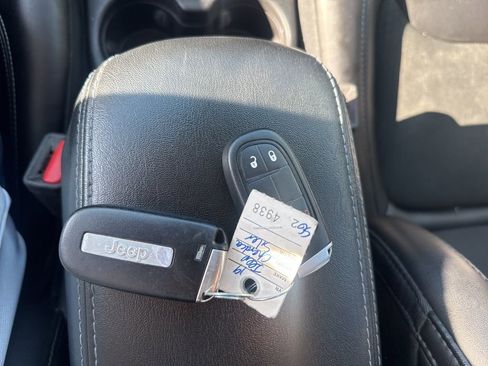 Used 2019 Jeep Cherokee Latitude Plus FWD image 23
