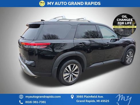 Used 2023 Nissan Pathfinder SL w/ Black Appearance Package AWD/4WD image 7