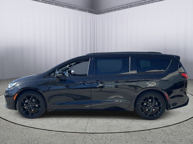 Used 2025 Chrysler Pacifica Limited FWD image 3
