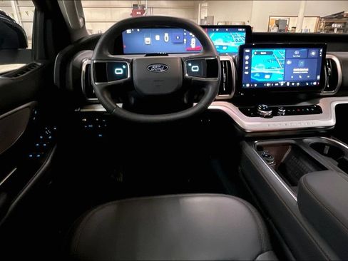 Certified 2025 Ford Expedition Active AWD/4WD image 5
