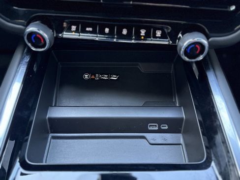 Used 2025 Chevrolet Suburban RST image 16