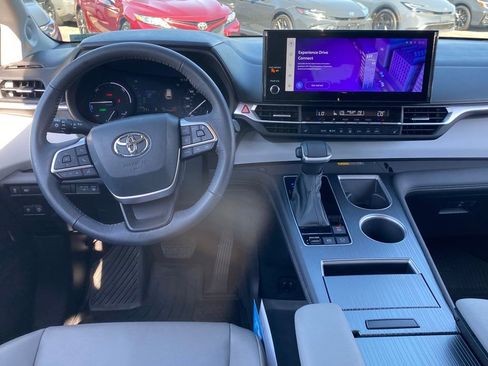 Used 2025 Toyota Sienna XLE w/ XLE Plus Package FWD image 10
