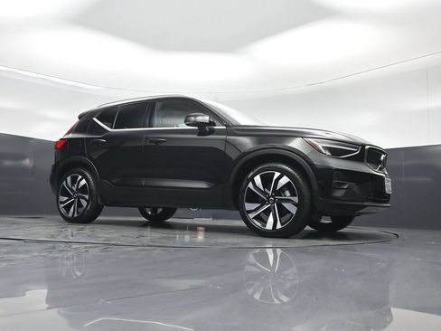 Used 2025 Volvo XC40 B5 Plus AWD/4WD image 2